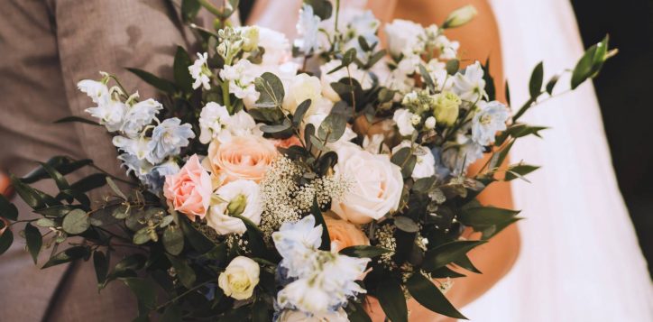 wedding-couple-zoomin-bouquet